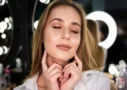 Donna con pelle luminosa durante una semplice routine skincare